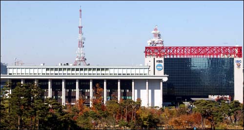 방송국에 들어가는 문은 점점 좁아지고 있다. 서울 여의도에 위치한 KBS 본사 전경.